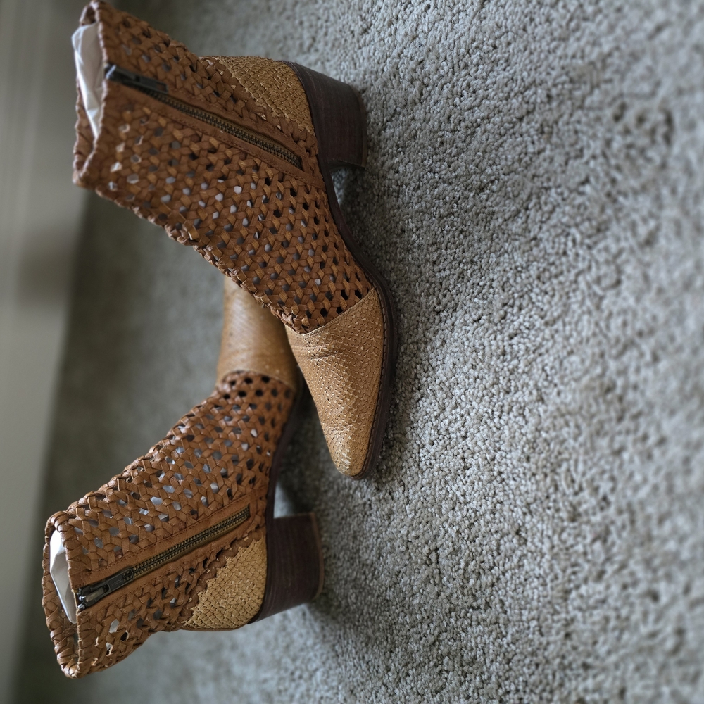 🚨 SOLD🚨 Free People Tan Ankle Booties with Perforated Design - Picture 5 of 14